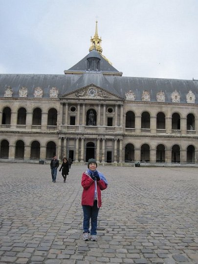 paris_016.JPG - ALISA ALL BUNDLED UP AGAINST THE COLD